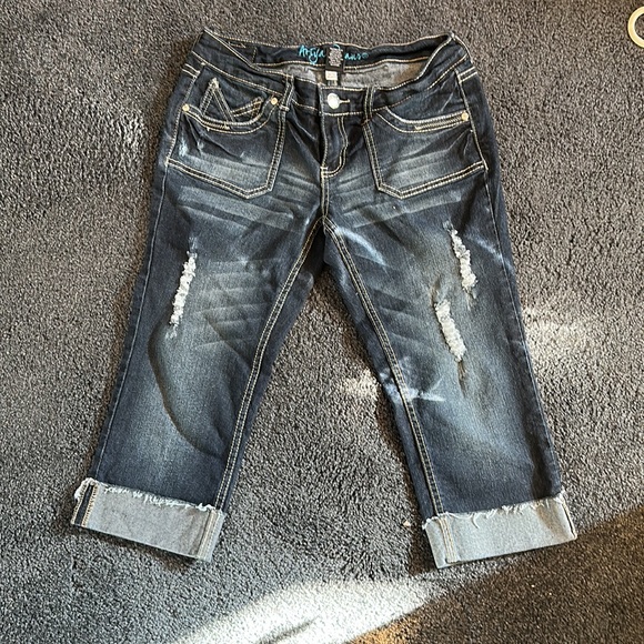 Ariya Distressed, Cropped Jeans - Picture 6 of 6